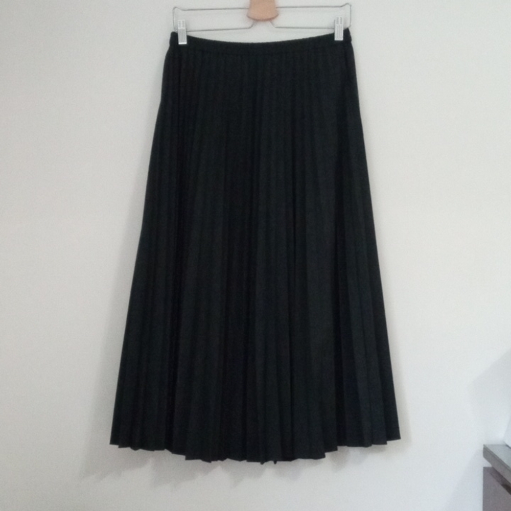 Uniqlo size Medium women's accordion pleated skirt charcoal grey.